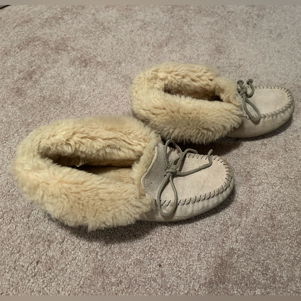 Women’s size 6 roll down Ugg Alena moccasins